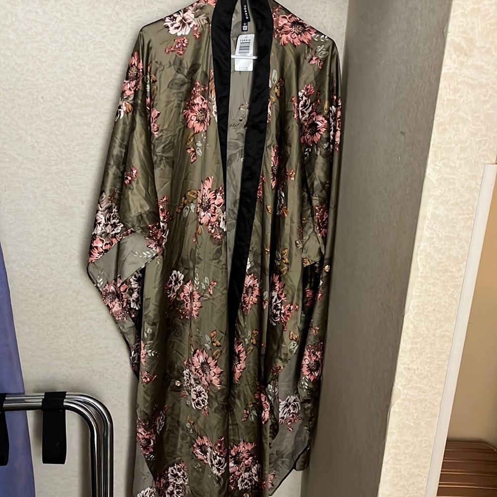 Over the shoulders floral ruana